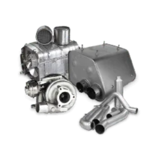 Heavy‑duty truck exhaust components—manifold, downpipe, catalytic converter, muffler, and tailpipe—for Mack, Actros, MAN, HOWO, DAF, Scania, and Volvo F6/F7 on white background.